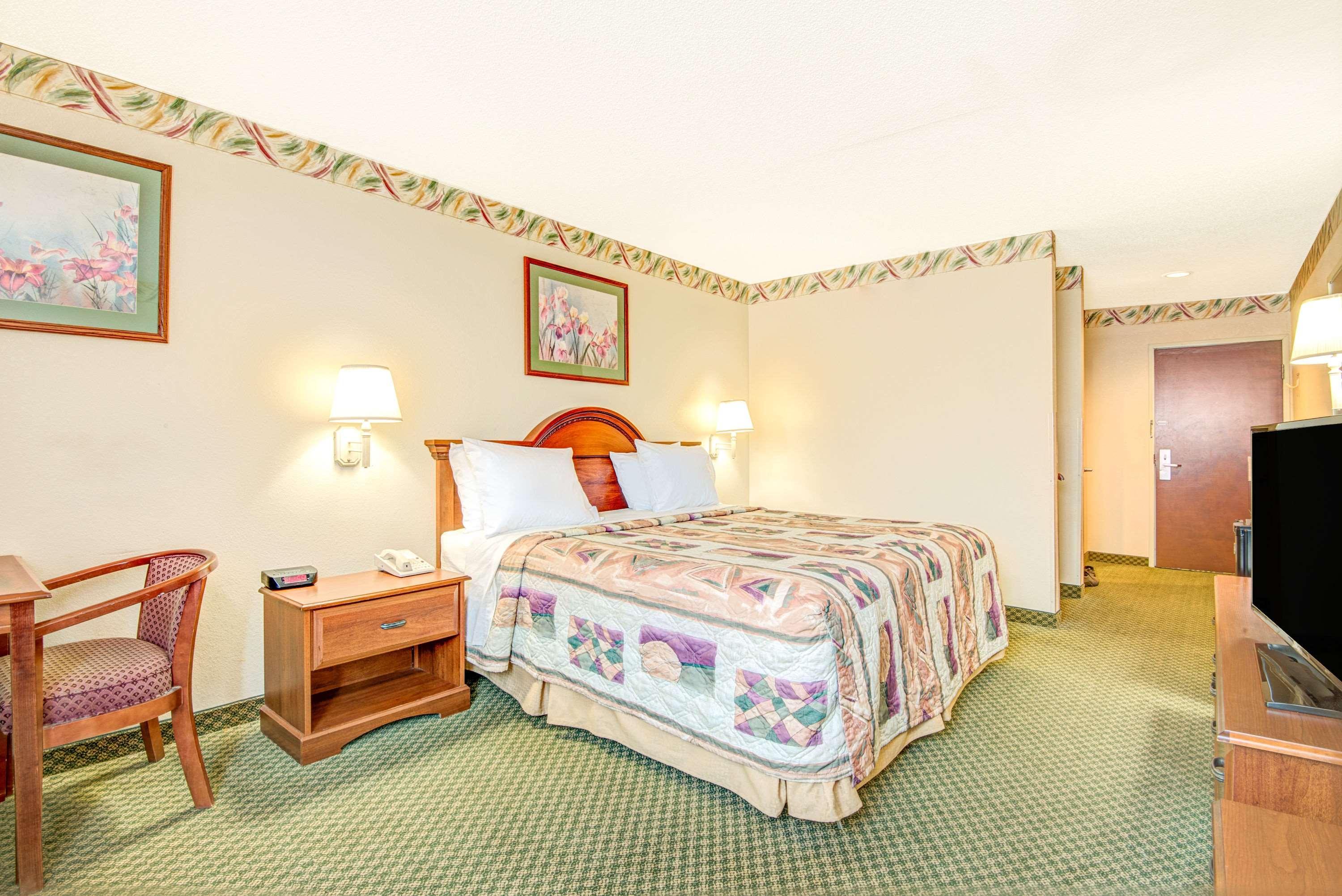 Days Inn By Wyndham Louisburg Bagian luar foto