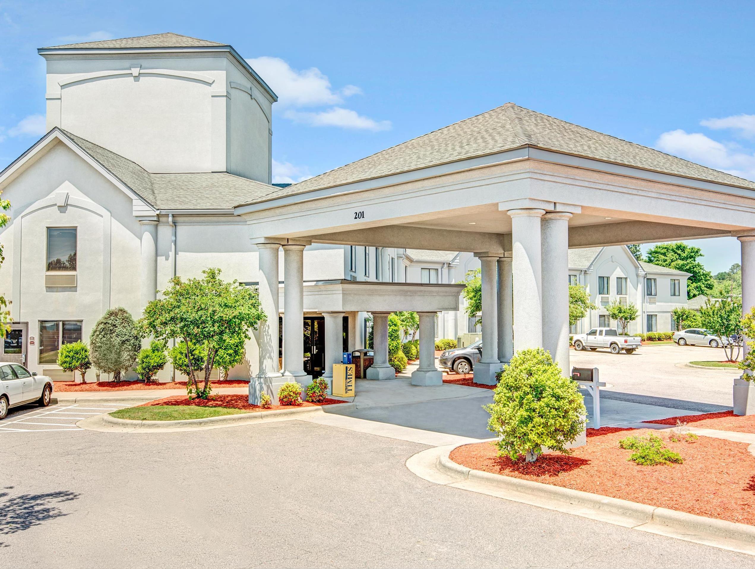 Days Inn By Wyndham Louisburg Bagian luar foto