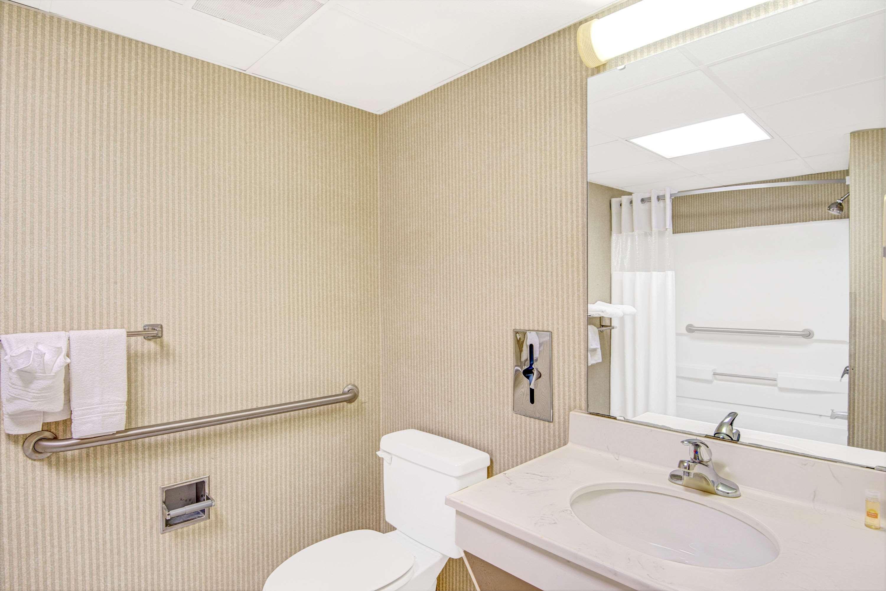 Days Inn By Wyndham Louisburg Bagian luar foto