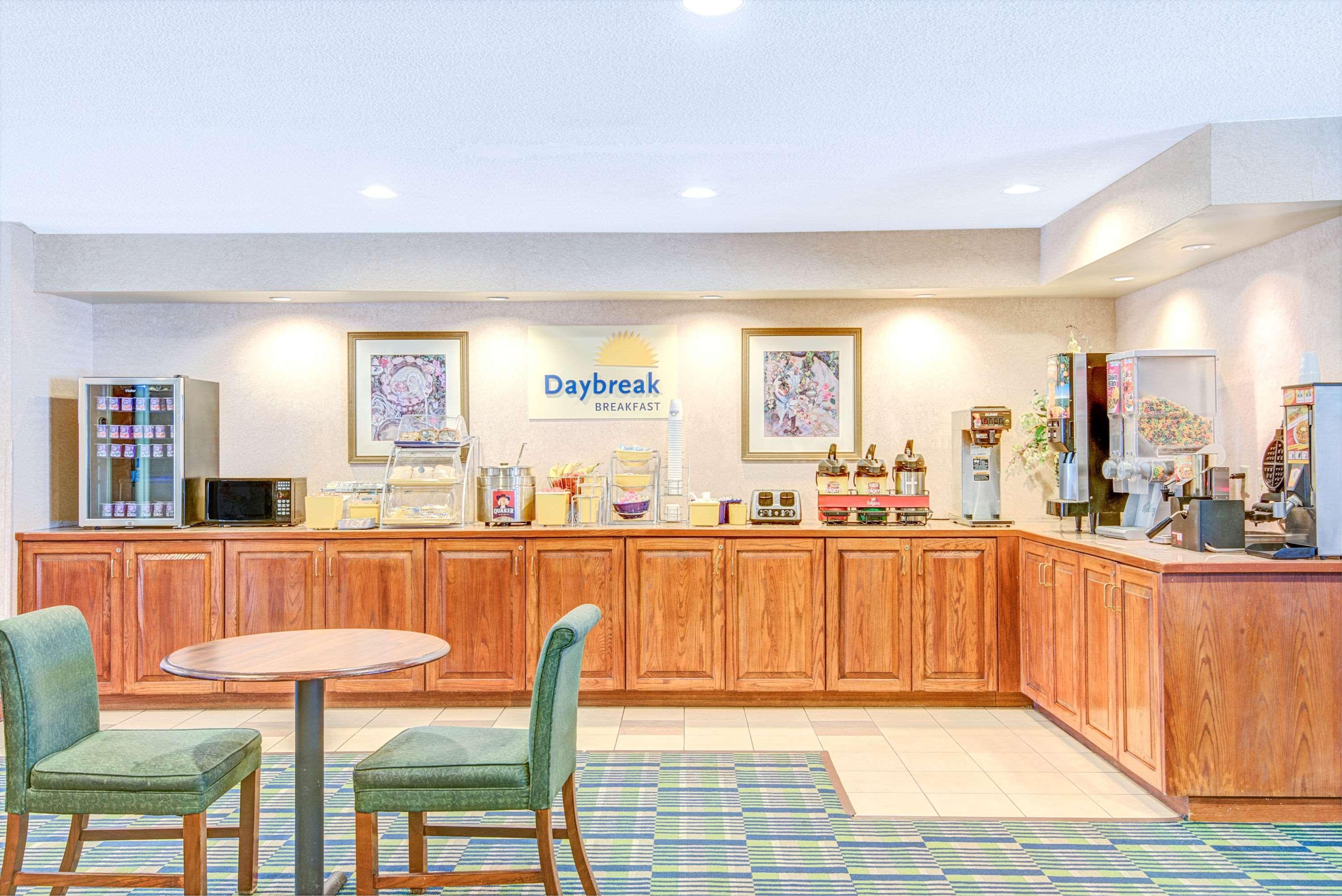 Days Inn By Wyndham Louisburg Bagian luar foto