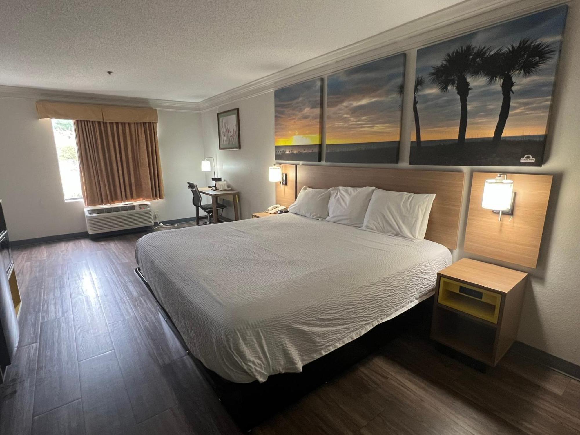 Days Inn By Wyndham Louisburg Bagian luar foto