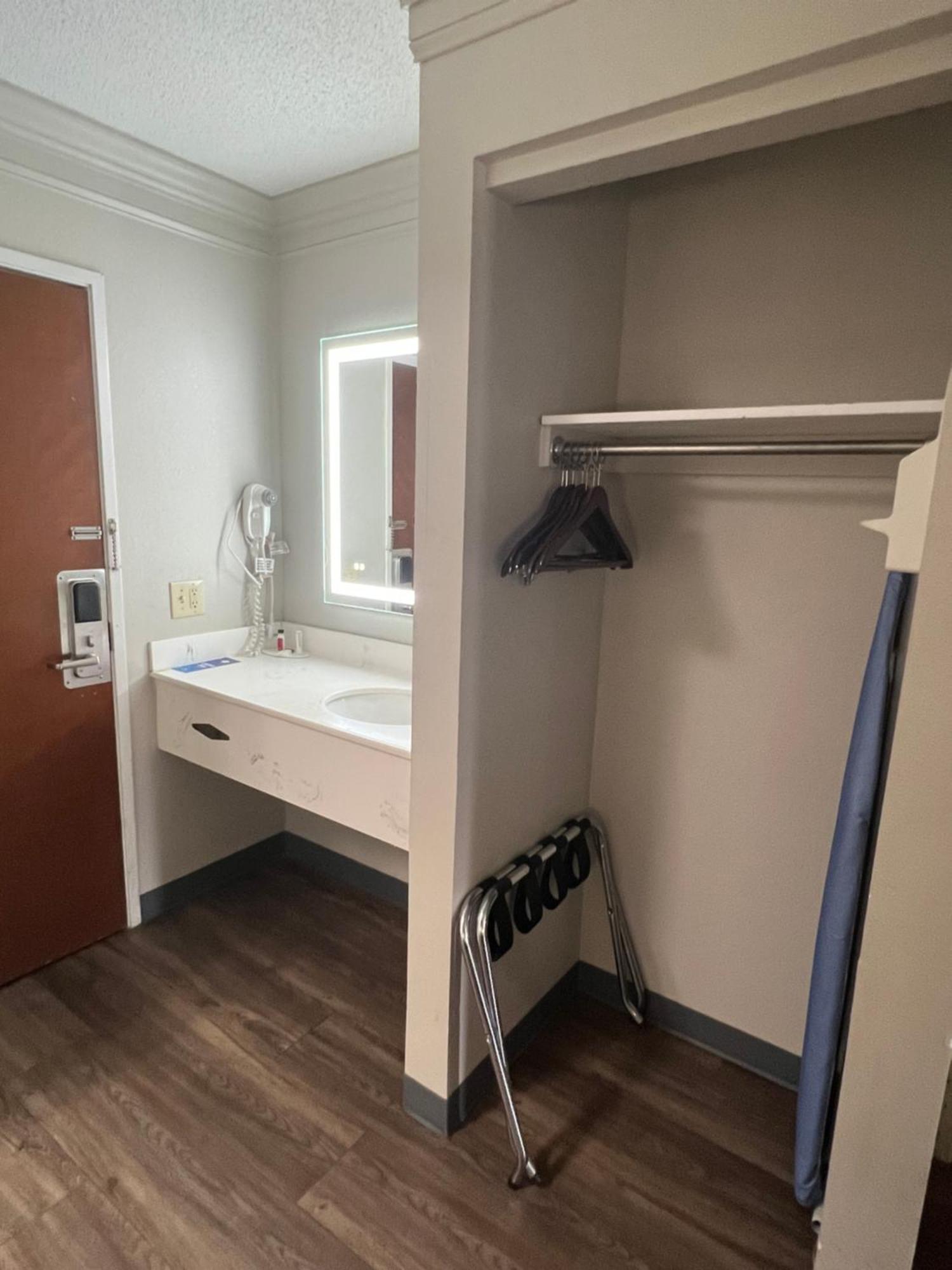 Days Inn By Wyndham Louisburg Bagian luar foto