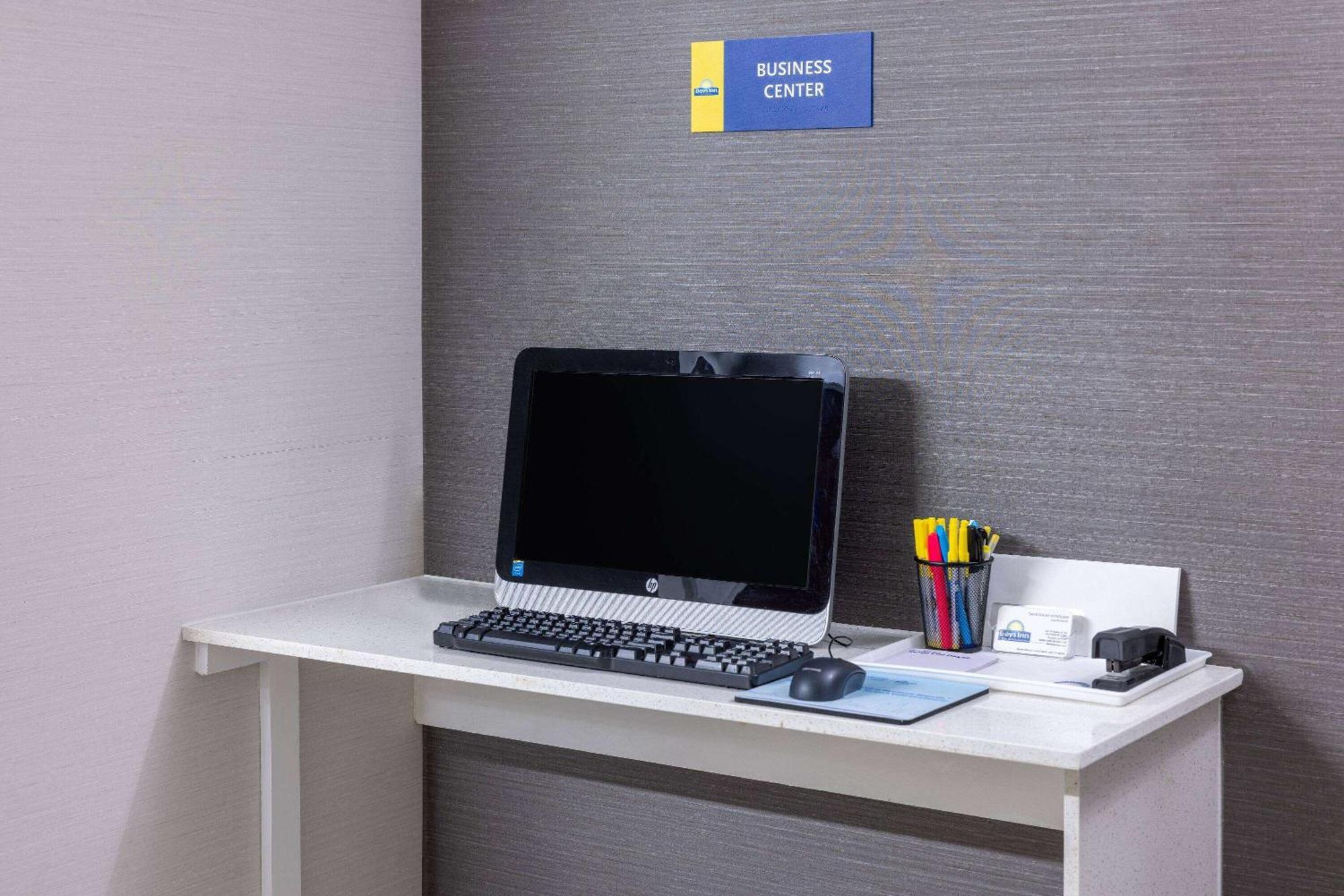 Days Inn By Wyndham Louisburg Bagian luar foto