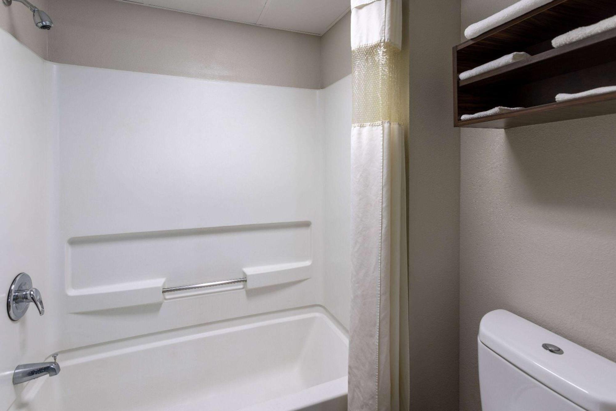 Days Inn By Wyndham Louisburg Bagian luar foto