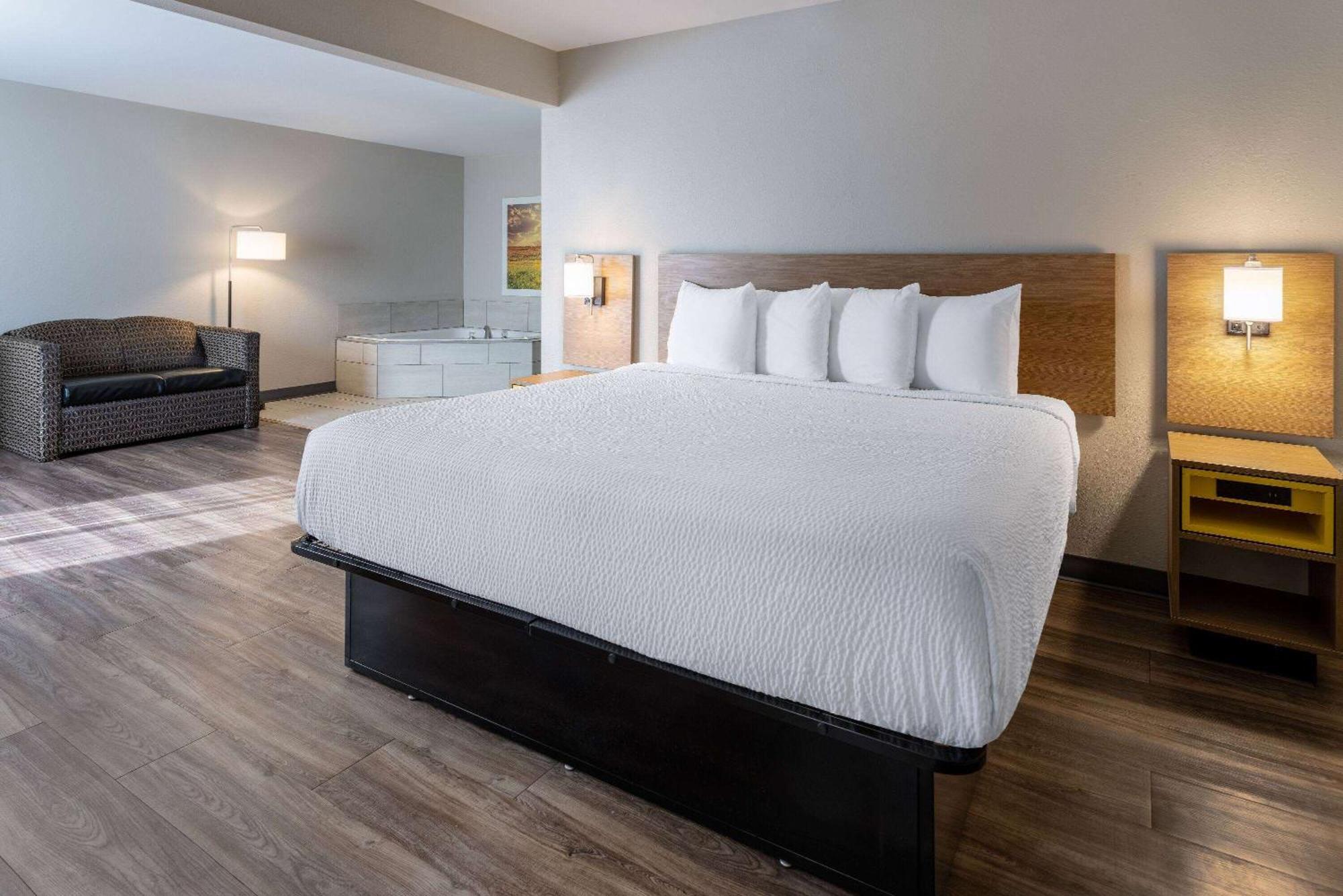 Days Inn By Wyndham Louisburg Bagian luar foto