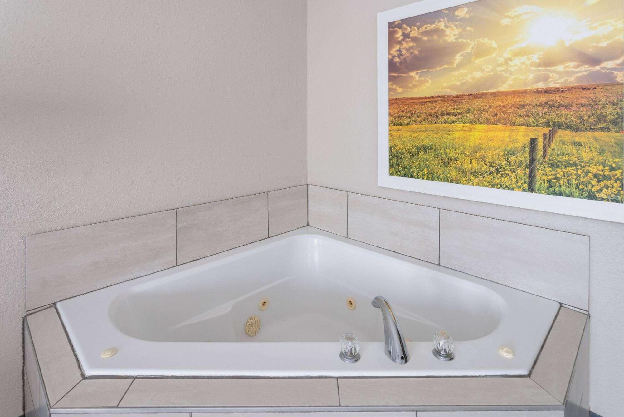 Days Inn By Wyndham Louisburg Bagian luar foto