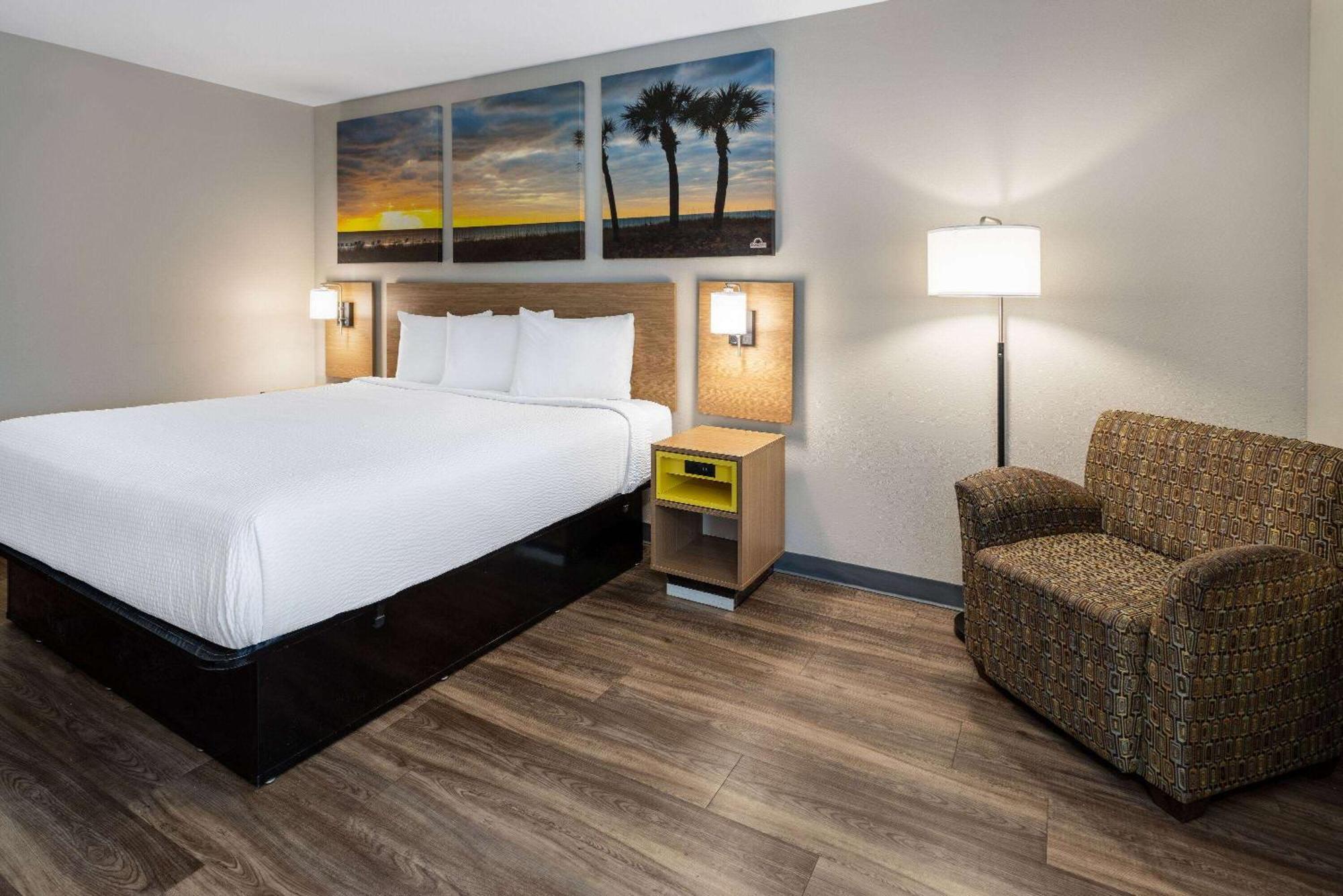 Days Inn By Wyndham Louisburg Bagian luar foto