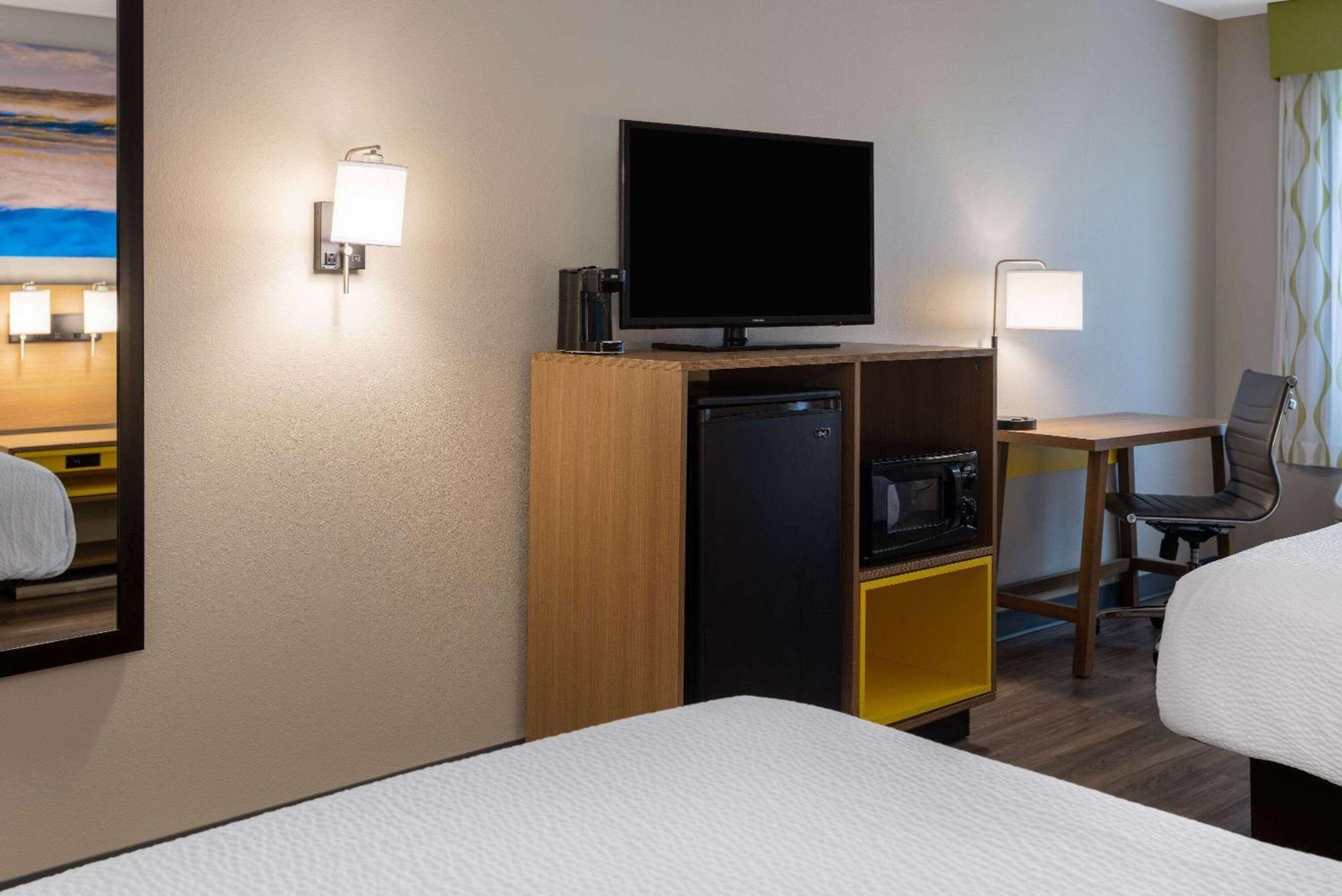 Days Inn By Wyndham Louisburg Bagian luar foto
