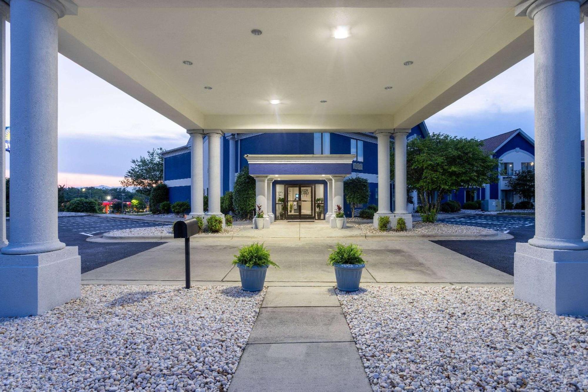 Days Inn By Wyndham Louisburg Bagian luar foto