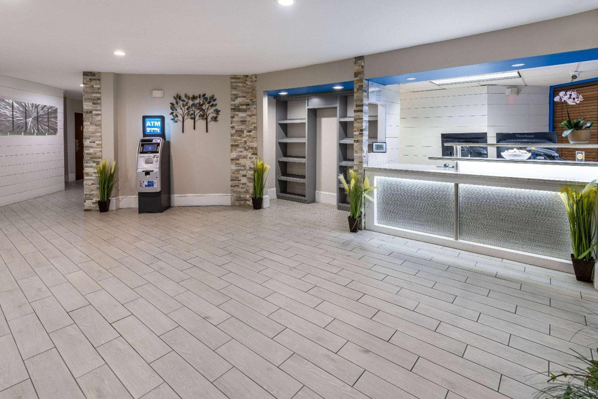 Days Inn By Wyndham Louisburg Bagian luar foto
