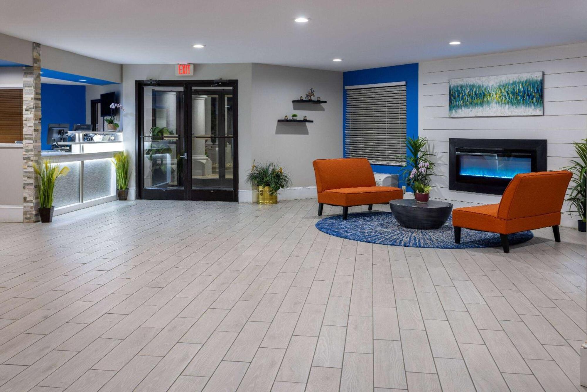 Days Inn By Wyndham Louisburg Bagian luar foto