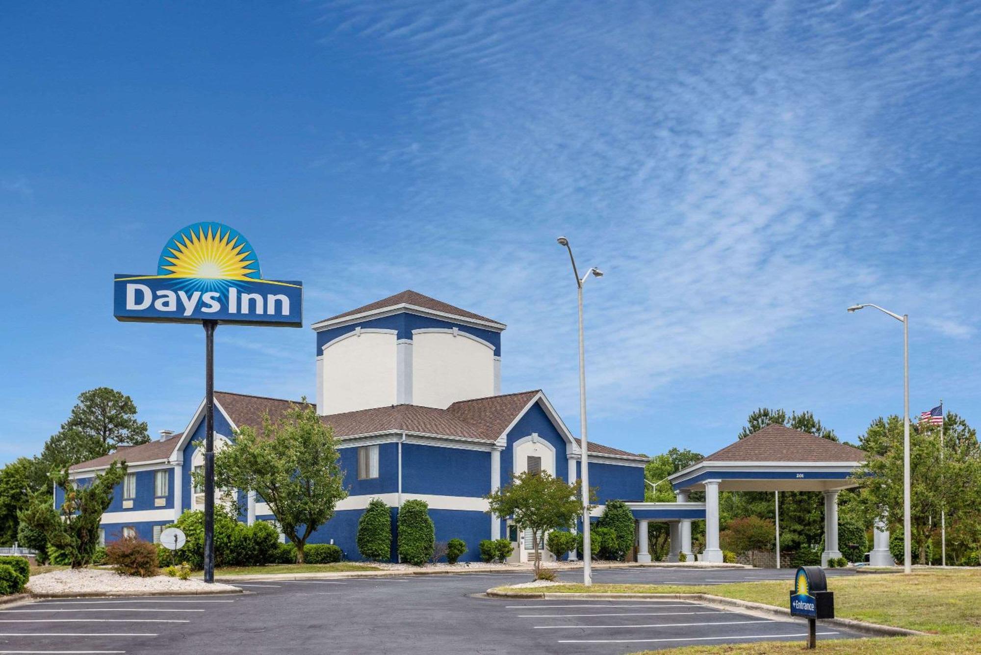 Days Inn By Wyndham Louisburg Bagian luar foto