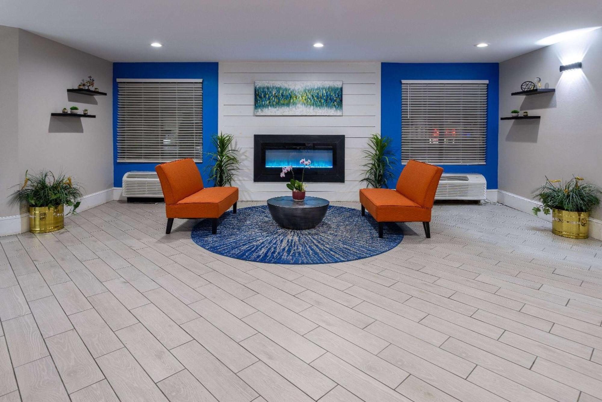 Days Inn By Wyndham Louisburg Bagian luar foto