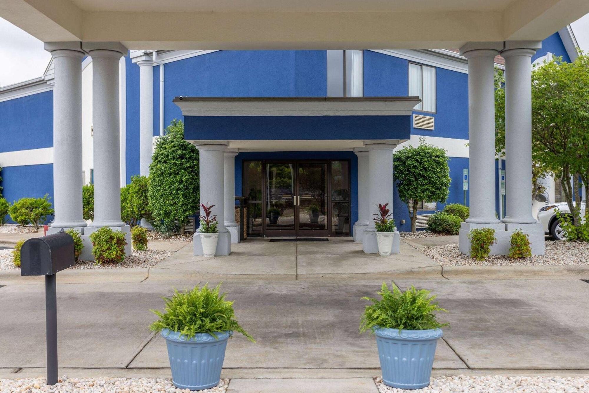 Days Inn By Wyndham Louisburg Bagian luar foto