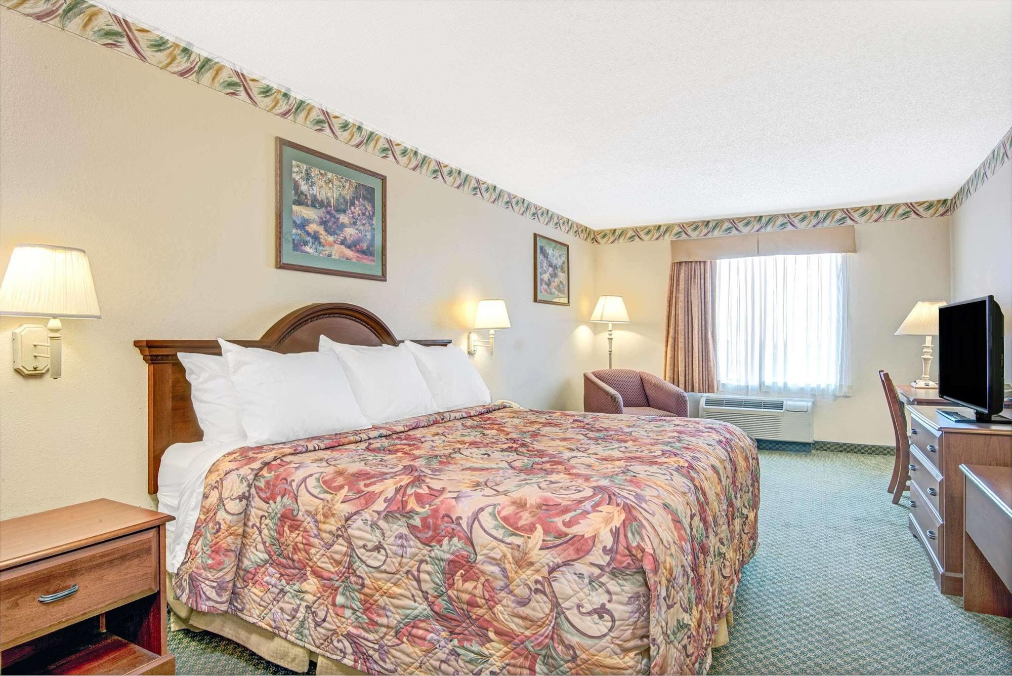 Days Inn By Wyndham Louisburg Bagian luar foto